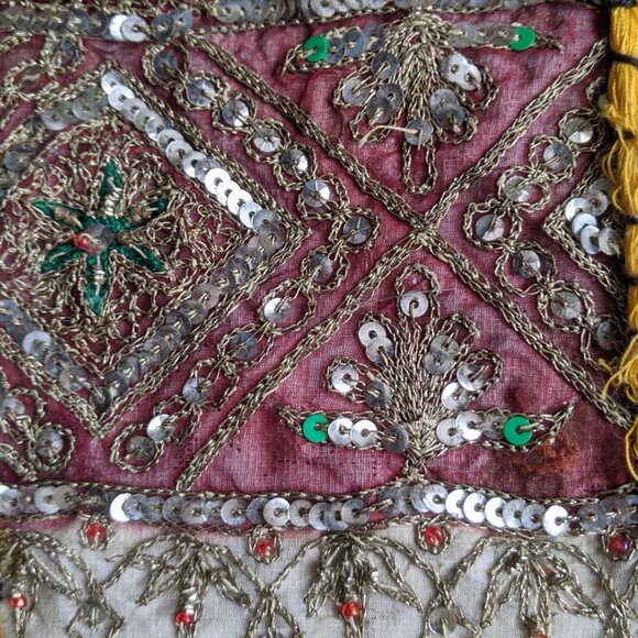 Embroidered and sequined colourful throw pillow - Picture 6 of 8